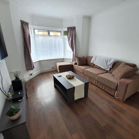 West Drayton Lovely 2-Bedroom Ground Floor Flat With Garden Yiewsley Ngoại thất bức ảnh